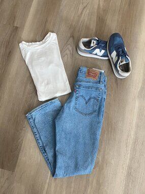 Levi’s Wedgie Straight Jeans Light Wash Distressed High Rise 26 Petite